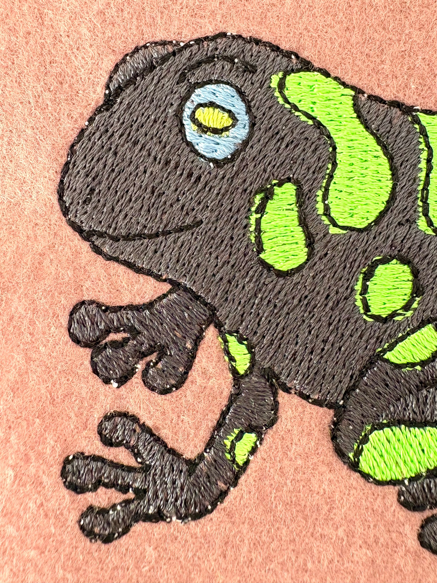 For industrial machine embroidery | Rayon 120d/2 [Colors available]
 (Excluding step dyeing 145-173)